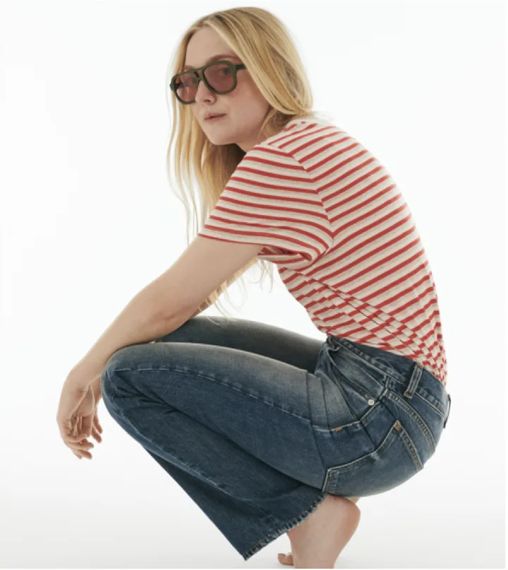Dakota Fanning x Madewell, camiseta listrada e jeans.