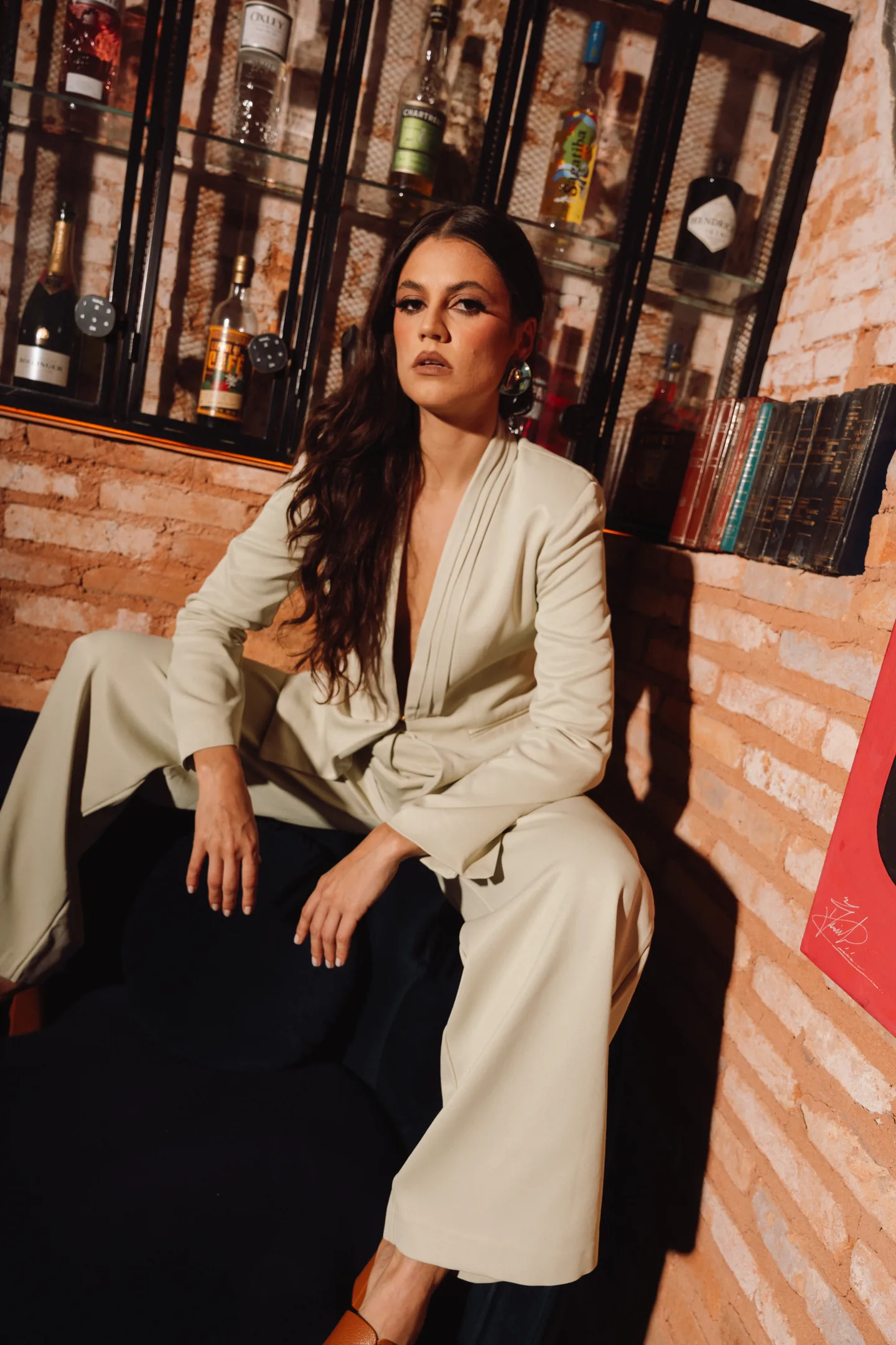Blazer oversized em Crepe Patou, forro em cetim estampado e gola drapeada.